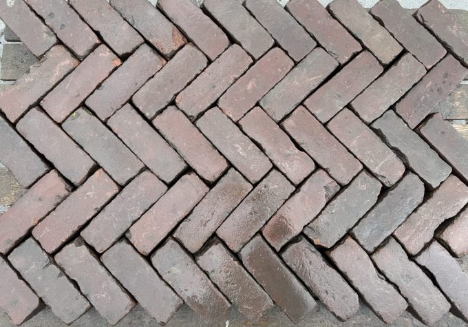 Oude gebakken dikformaten rood paars op pallet